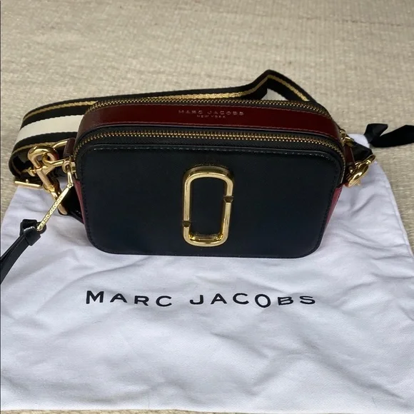 Marc Jacobs The Snapshot Small Camera Bag in Black/Red — UFO  Marc Jacobs Crossbody Bag Black and Red Structured Design display picture 1